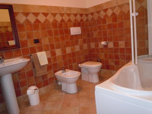 SanfrontB&B Il Mulino的浴室配有卫生间、盥洗盆和浴缸。
