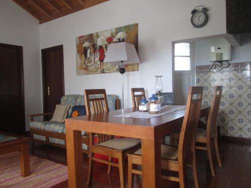 Porto Judeu昆提哈达奇拉度假屋的一间带桌椅和沙发的用餐室