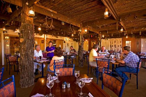 Arkaroola阿卡露拉荒野保护区酒店的一群坐在餐厅桌子上的人