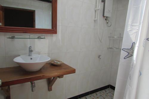 贡布Phoumrumduol Bungalow的一间带水槽和淋浴的浴室