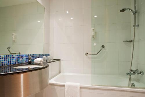 阿尔考空Holiday Inn Express Madrid-Alcorcón, an IHG Hotel的带浴缸、水槽和淋浴的浴室