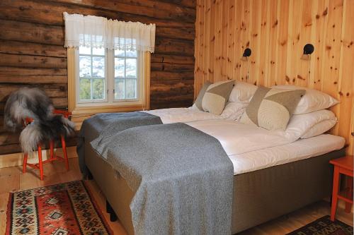 奥普达尔Bjerkeløkkja Bed and Breakfast的小木屋内一间卧室,配有一张大床