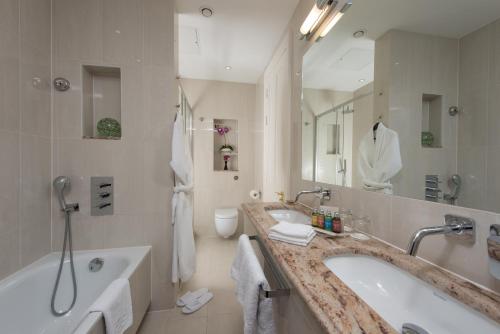 伦敦Park International酒店的一间浴室