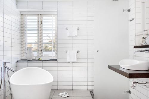 斯坎法尔斯特布盖斯林根酒店的白色的浴室设有卫生间和水槽。