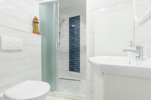 赫瓦尔赫瓦尔阿加塔家公寓的带淋浴、卫生间和盥洗盆的浴室