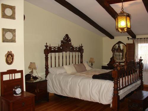 MotillejaParaíso Villa Parchís的一间卧室配有一张带白色床单的大床