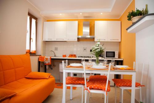 巴尼奥雷焦Casa Vacanze Evelina的厨房配有桌椅和沙发。