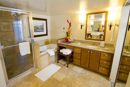 拉海纳Hilton Vacation Club Ka'anapali Beach Maui的带淋浴、盥洗盆和浴缸的浴室