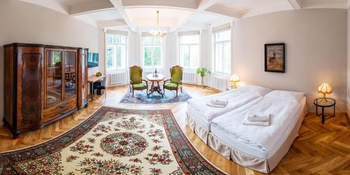 Jevany维拉奥尔加酒店的一间卧室配有一张床和一张桌子