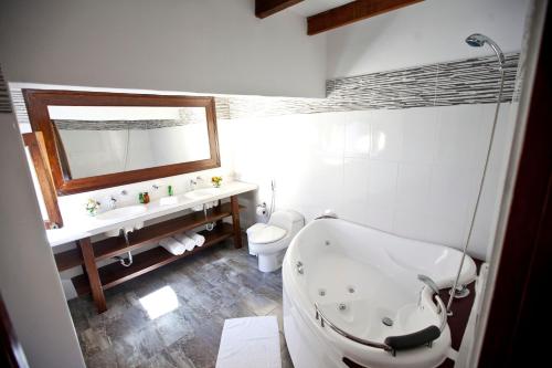 伊察厄尔尼诺卡梅罗酒店&庄园的带浴缸、卫生间和盥洗盆的浴室