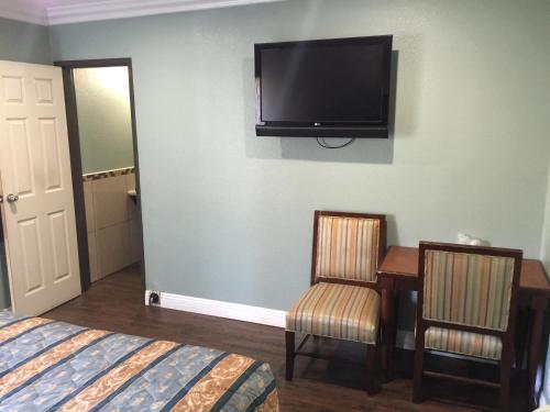 洛杉矶帕克汽车旅馆的酒店客房设有一张床和墙上的电视