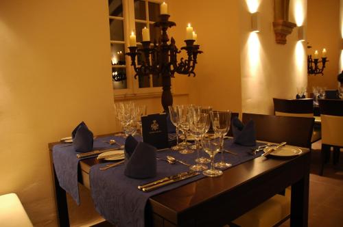 Gehrden学者花园酒店的餐桌,配有蓝桌布和玻璃杯