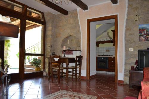 CardileLa Casa Di Lidia的厨房以及带桌椅的用餐室。