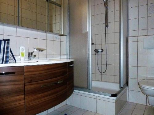 维尔芬翁Haus Silvia的带淋浴、盥洗盆和卫生间的浴室