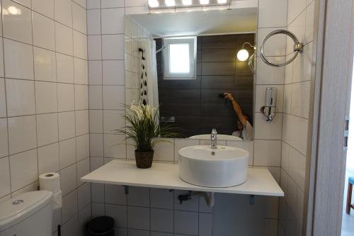 斯基亚索斯镇瑞丽酒店的白色的浴室设有水槽和镜子