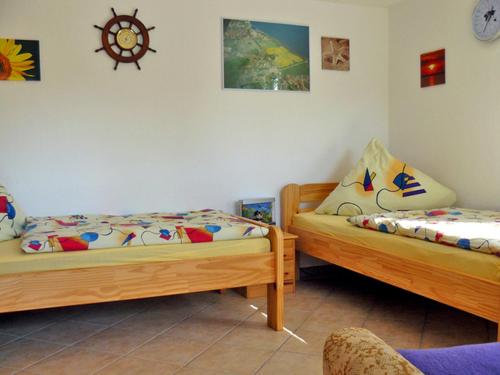 ParowBungalow Stralsund的配有两张床的客房内。