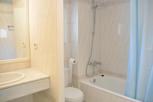 帕尔斯Apart. Green Club 101的浴室配有卫生间、盥洗盆和淋浴。