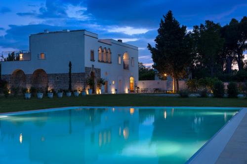 库特罗菲安诺Critabianca - Masseria in Salento的夜间带游泳池的别墅