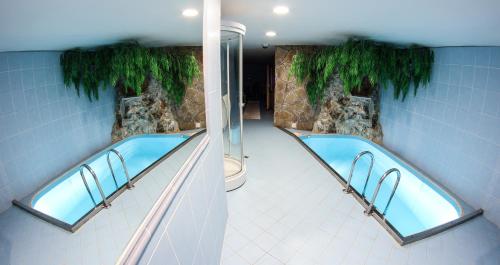 DrienicaHotel Šomka的一间带两个热水浴缸的浴室