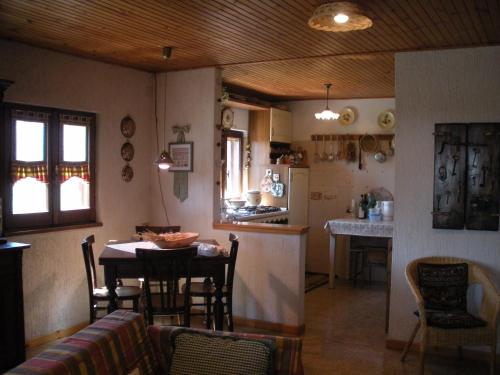 洛雷托·阿普鲁蒂诺Le Stagioni的厨房以及带桌椅的起居室。