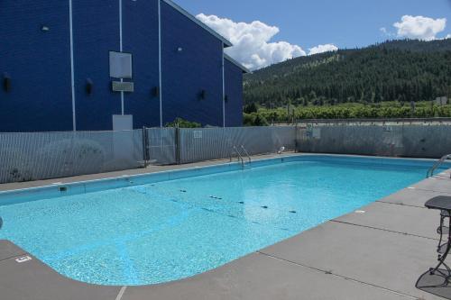 莱文沃思楔形山旅馆的建筑物一侧的游泳池