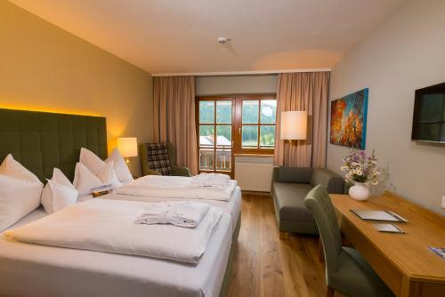 泰哈姆山麓弗拉德尼茨泰奇维尔特酒店的酒店客房配有两张床和一张书桌