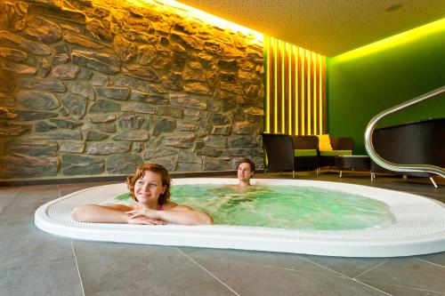 泰哈姆山麓弗拉德尼茨泰奇维尔特酒店的两人在酒店热水浴缸中