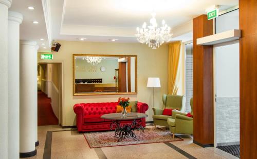 里加Hestia Hotel Draugi的客厅配有红色的沙发和桌子