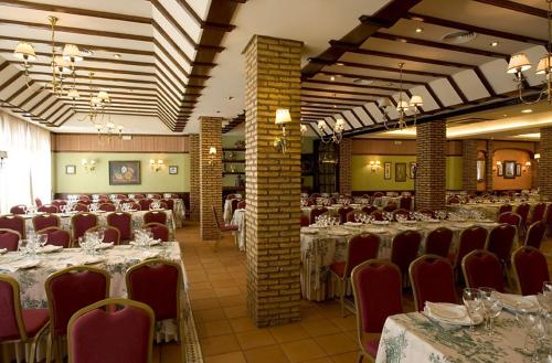 洛斯帕拉西奥西维利亚夫兰卡马诺洛梅奥酒店 的餐厅内带桌椅的宴会厅