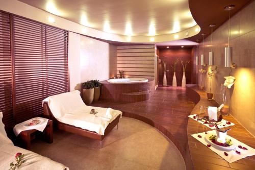 韦莱涅帕卡酒店的带浴缸和盥洗盆的大浴室