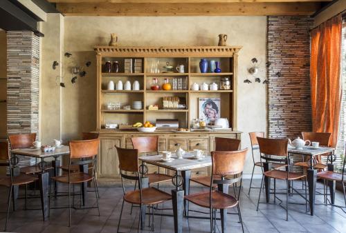 维罗纳自由镇桑皮耶特洛酒店的用餐室配有桌椅和书架