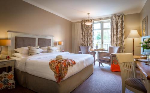 基尔肯尼基尔肯尼河苑酒店的酒店客房设有一张大床和一张书桌。
