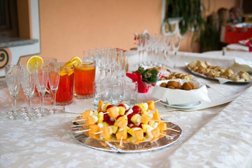 莫尔韦诺Albergo Italia的桌子上放着一盘食物的桌子