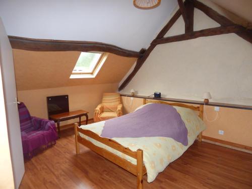 Bordeaux-Saint-Clair拉费尔姆杜埃特尔塔庄园酒店的一间卧室配有一张床和一张紫色椅子
