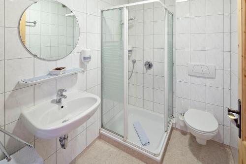 巴尔德赫旺施瓦本霍夫酒店的带淋浴、盥洗盆和卫生间的浴室