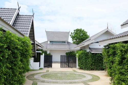 Kamphaeng Saen坎贝盛米图辛姆特拉酒店的庭院,带花园的房屋