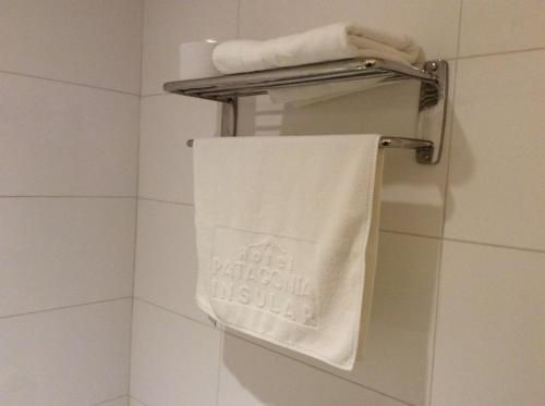 克利翁Hotel Patagonia Insular的浴室毛巾架上的毛巾