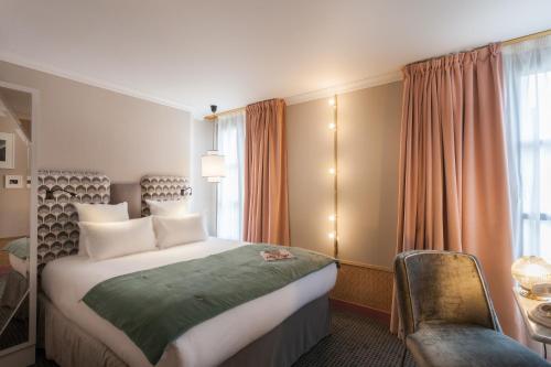 巴黎Handsome Hotel的配有一张床和一把椅子的酒店客房