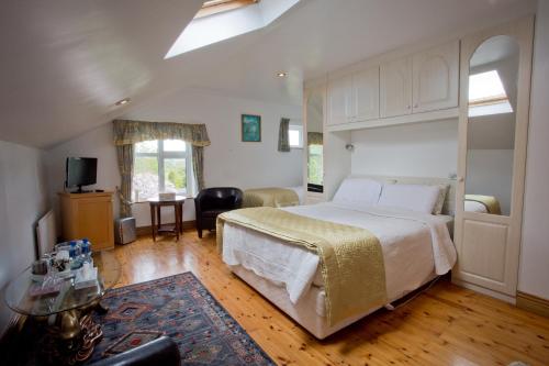 博伊尔Rosdarrig Bed & Breakfast的一间带大床的卧室和一间客厅