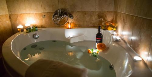 卡托劳塔翁多西亚酒店的浴缸内备有一瓶葡萄酒