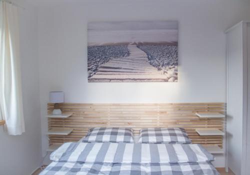 格丁尼亚Wild Wine House的一间卧室配有一张壁画床