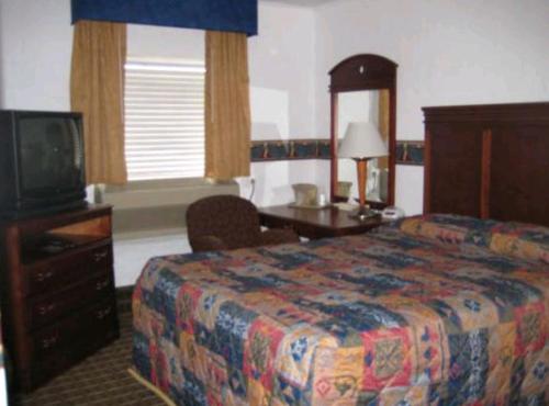 BrookfieldMartin House Motel Brookfield的酒店客房,配有床和电视