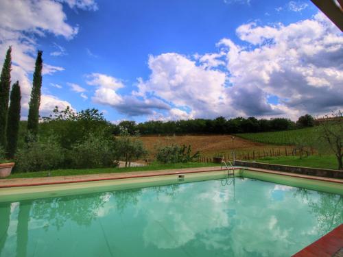 布奇内紫罗兰农家乐的一座蓝天云的游泳池