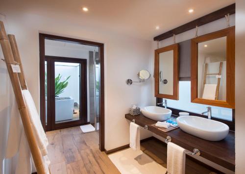 MecúfiMequfi Beach Resort的一间带两个盥洗盆和大镜子的浴室