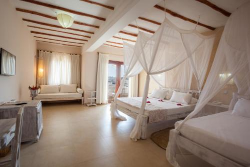 瓦塔穆Seven Islands Resort的一间卧室配有一张带蚊帐的床