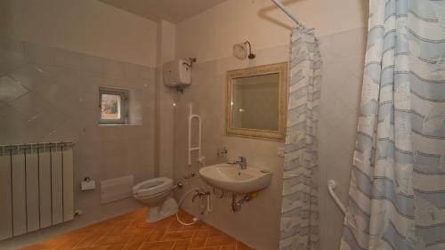 斯波莱托APPARTAMENTI Villa Marianna的一间带卫生间和水槽的浴室