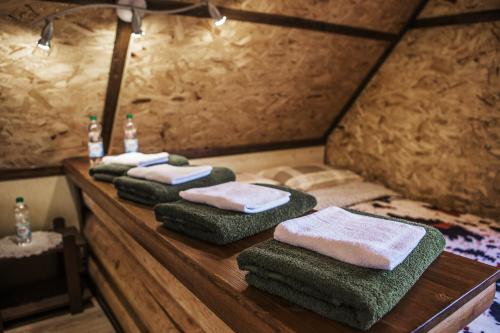 科斯特罗马Teremok的一间带四条毛巾的木台浴室