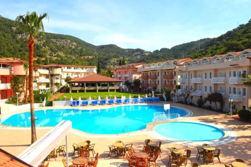 厄吕代尼兹Oludeniz Turquoise Hotel - All Inclusive的享有度假村游泳池的景致
