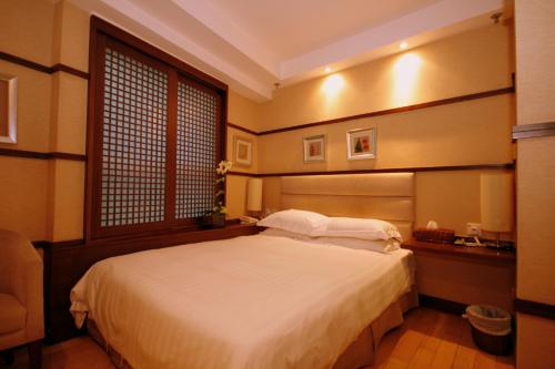 香港名樂居 At The Eden的卧室配有一张大白色床和窗户