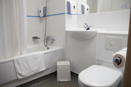 普埃布拉-德阿里冯德Hotel Aragón的白色的浴室设有水槽和卫生间。